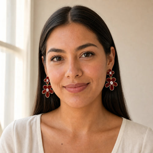 Aretes Amapola puestos en el lóbulo.