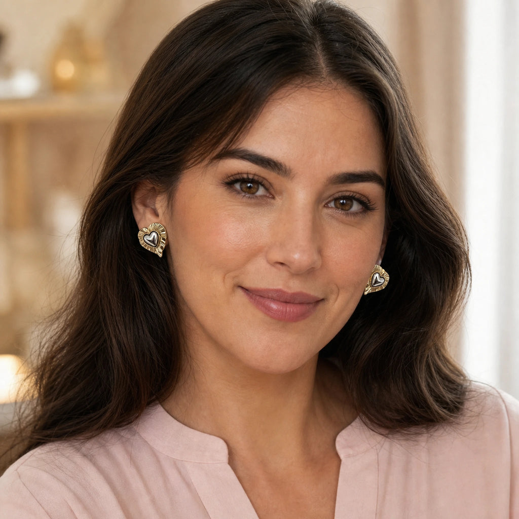 Aretes Doble Corazón puestos en el lóbulo.