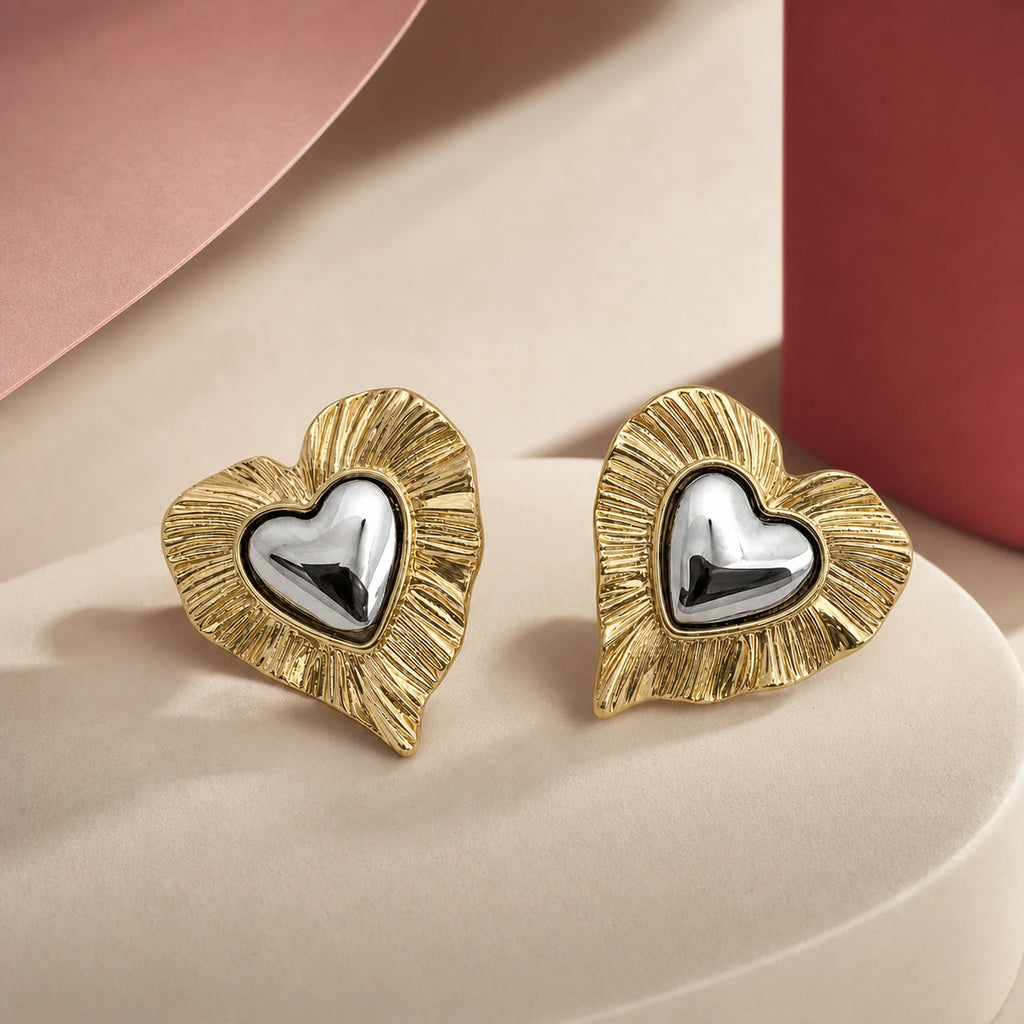 Aretes Doble Corazón en composición de campaña.