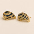 Aretes Pluma: botón curvo dorado con franjas azul marino.