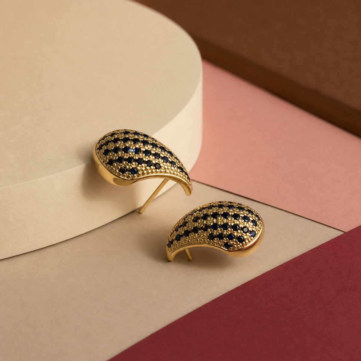 Aretes Pluma en composición de campaña.