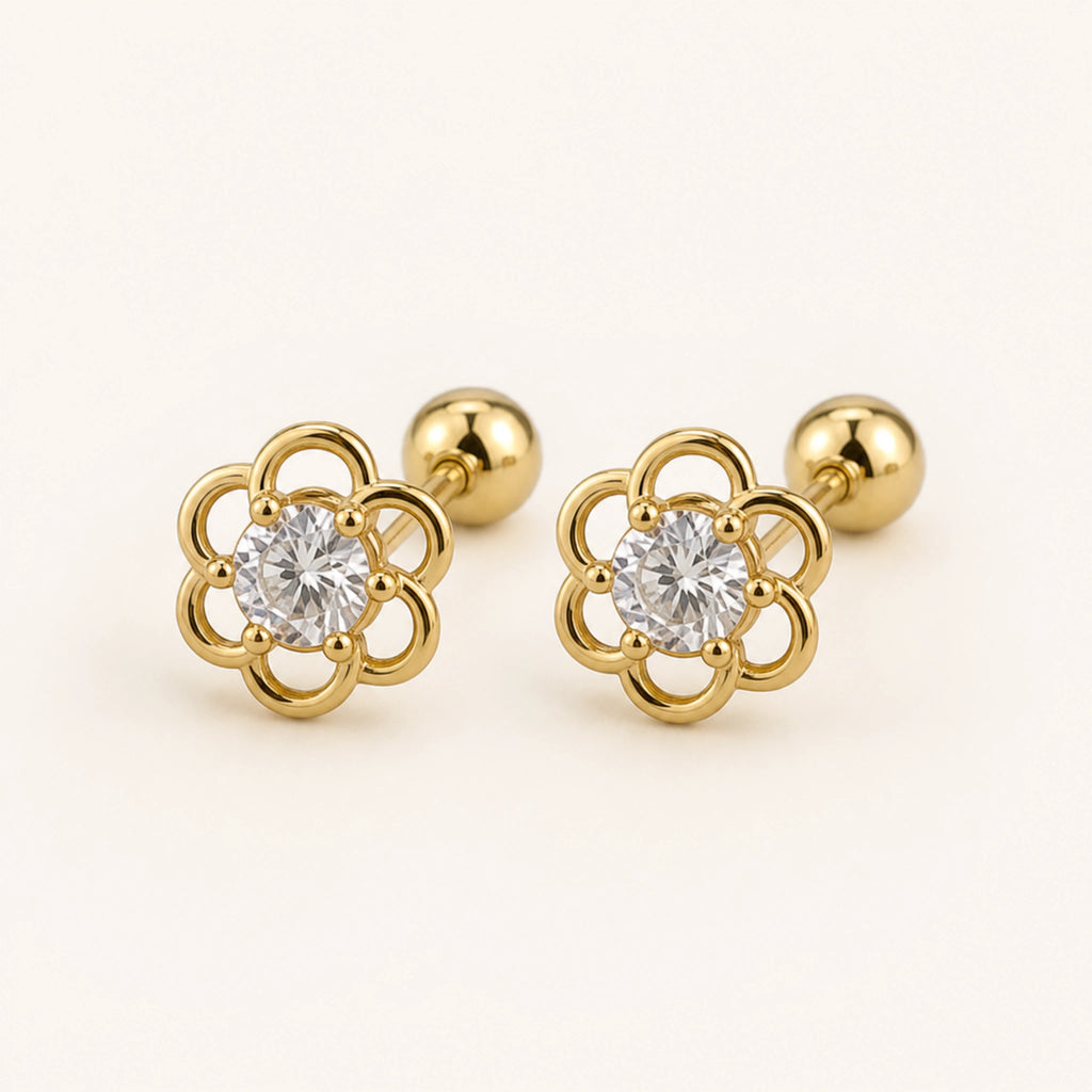 Aretes Camelia: flor calada de seis pétalos en oro laminado.