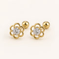 Aretes Camelia: flor calada de seis pétalos en oro laminado.