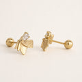 Aretes Brote: composición asimétrica de cinco elementos dorados.