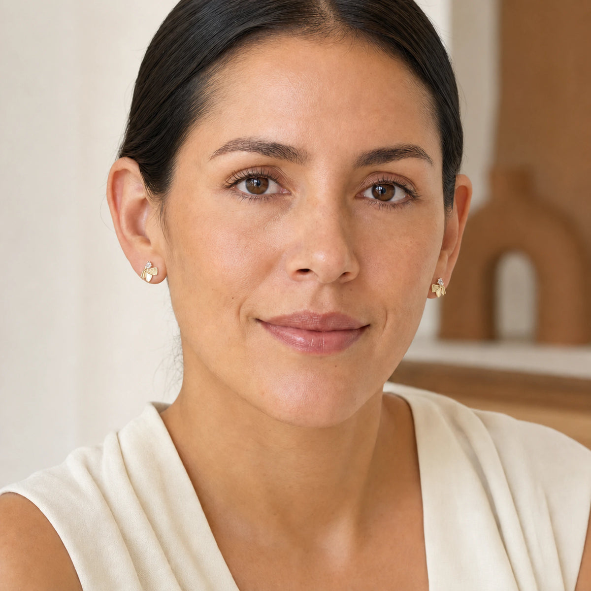 Aretes Brote puestos en el lóbulo.